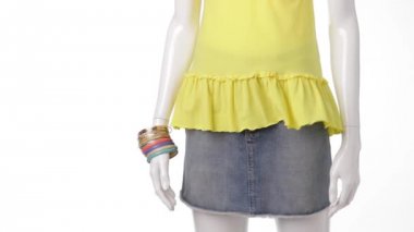 Yellow top in the wind.