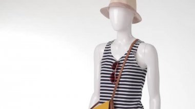 Manken üzerinde lacivert çizgili üst.