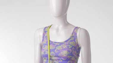 Kelebek desen üstte manken.