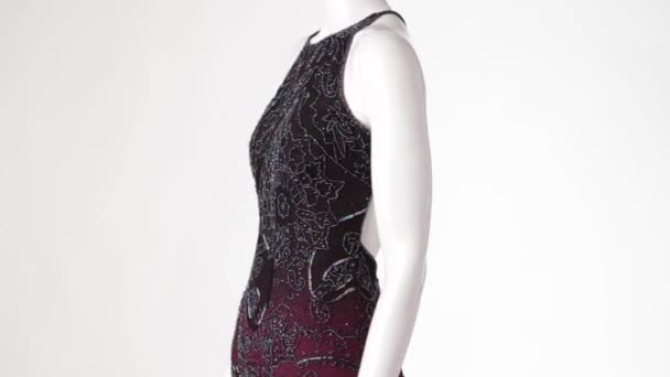 Mannequin en robe dos nu tournant .