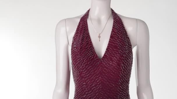 Mannequin en robe vineuse tournant .