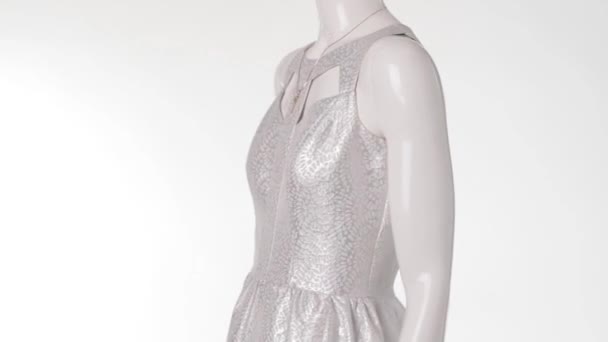 Mannequin in silver dress turning. — Αρχείο Βίντεο