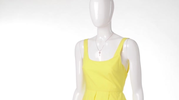 Robe jaune décontractée sur mannequin .