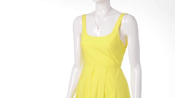 Mannequin femme en robe jaune .