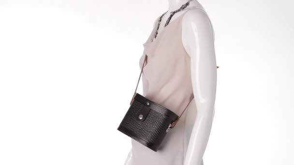 Mannequin en robe fine tournant .