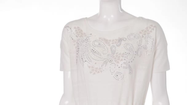 Mannequin vêtu d'une blouse blanche .