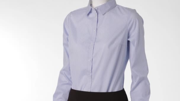 Chemise bleue rayée sur mannequin .