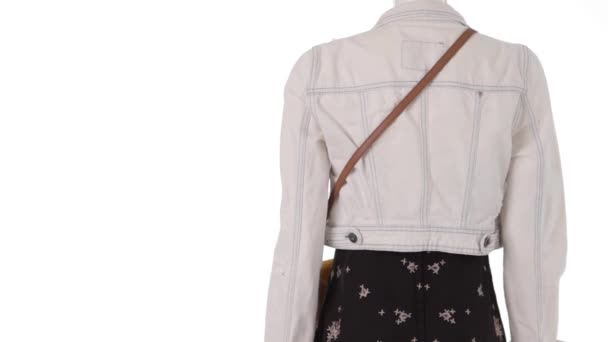 Mannequin en jean tournant la veste .