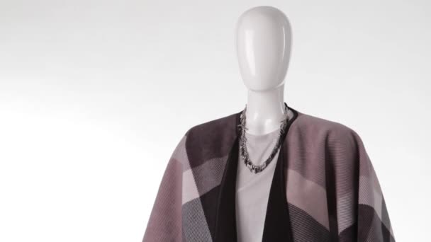 Mannequin féminin portant un châle long .