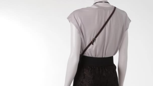 Mannequin en chemisier argenté tournant .