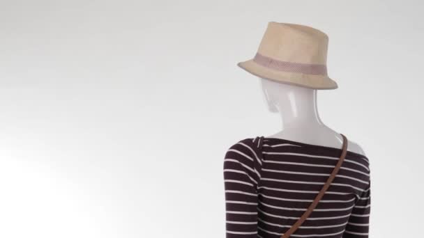 Mannequin avec sac à main bicolore tournant .