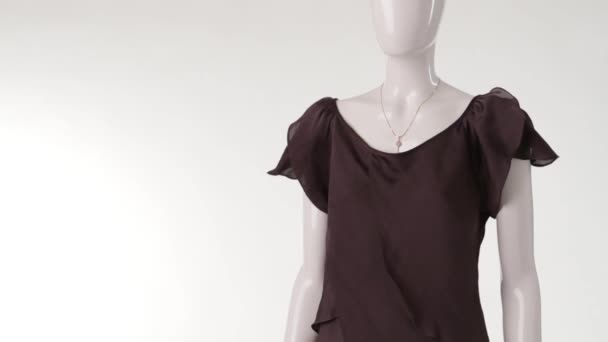 Chemisier brun mince sur mannequin .