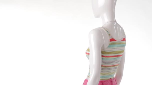 Mannequin en débardeur tournant .