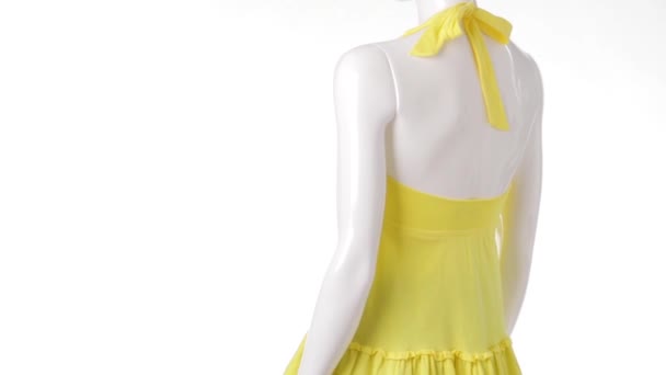 Rotating mannequin in yellow top. — Stock Video