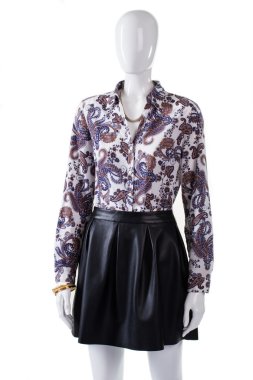 Koyu deri etek giyen mankenin.