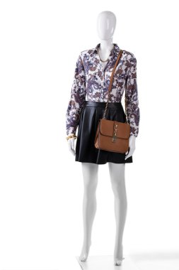 Etek ve çanta giyen mankenin.