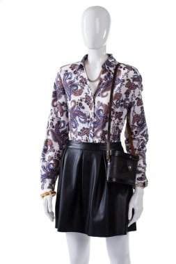 Çanta ve forması giyen mankenin.