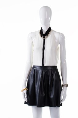 Bluz ve etek giyen mankenin.