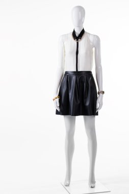 Manken üzerinde bluz ile etek.