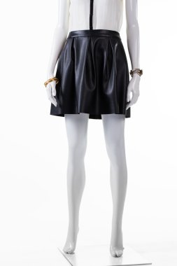 Manken üzerinde kısa deri etek.