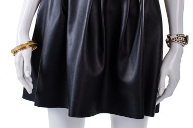 Manken üzerinde kıvrımları ile etek.