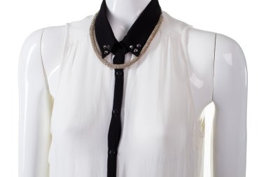 Manken kolye ile bluz.