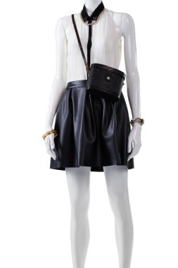 Bluz ve çanta manken üzerinde.