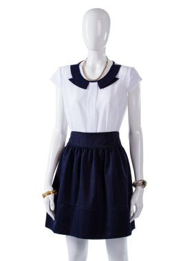 Donanma etek giyen mankenin.