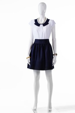 Manken üzerinde kısa kollu bluz.