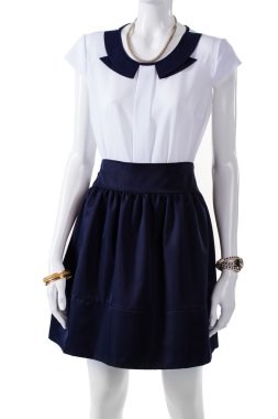 Manken giyen kısa kollu bluz.