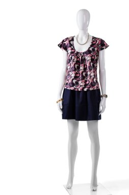 Kısa u-boyunlu bluz giyen mankenin.