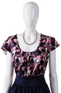 Bluz ve takı takan manken.