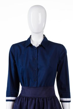 Manken üzerinde yarım kollu gömlek.