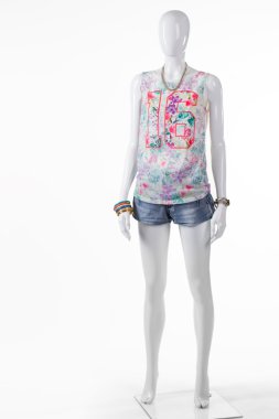 Kadının kısa mavi kot şort.