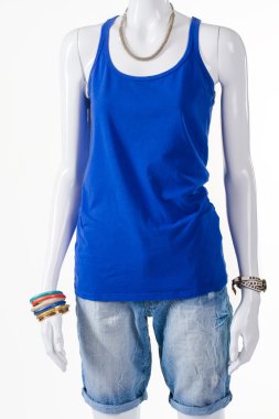 Şort üst ve mücevherat.