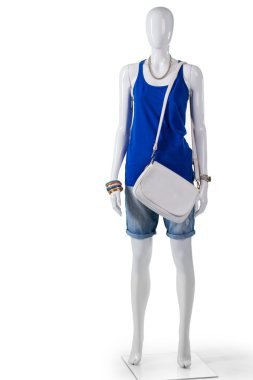 Kolsuz bluz ve beyaz çanta.