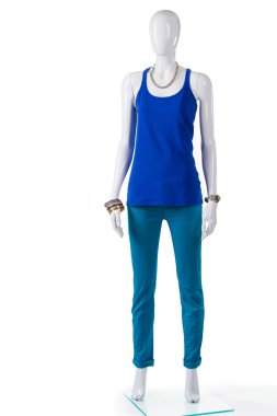 Mavi top ile turkuaz pantolon.