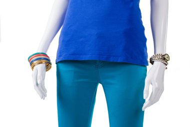 Turkuaz pantolon ile renkli Mücevherat.