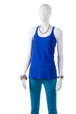 Turkuaz pantolon ve mavi top.