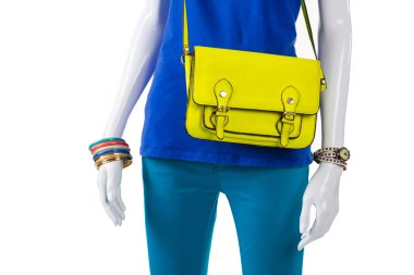 Turkuaz pantolon ve kireç çanta.