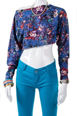 Asimetrik kırpma üst ve pantolon.