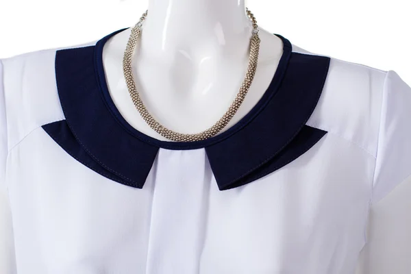 Schaufensterpuppe trägt Bluse und Halskette. — Stockfoto