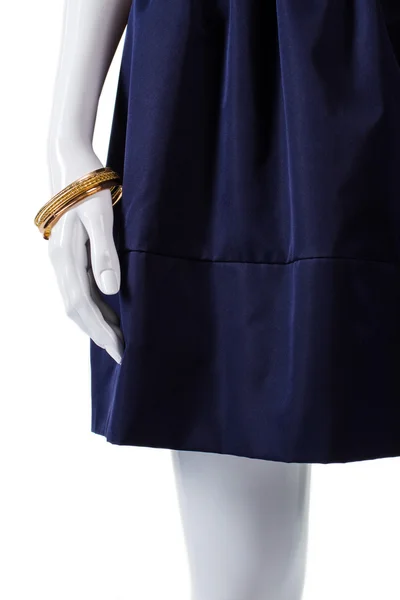 Skyltdocka iförd kjol och armband. — Stockfoto