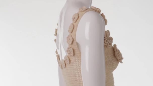 Rotující figurína nosit halenky shora. — Stock video