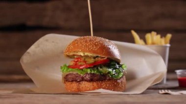 Hamburger sopa ve kola ile.