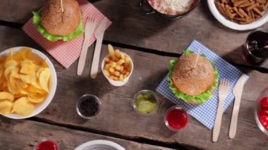 Sebze ve hamburger ile erişte.