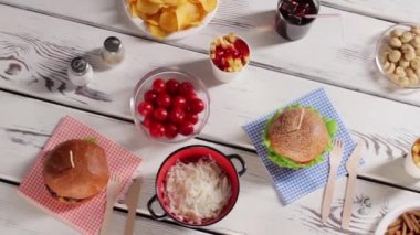 Burger ve kahverengi tahıl ekmeği.