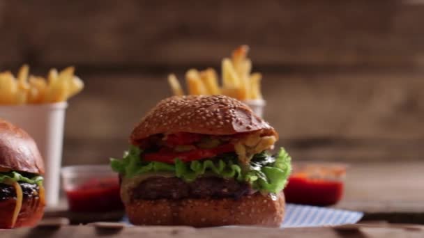 Hambúrgueres com molho e batatas fritas . — Vídeo de Stock