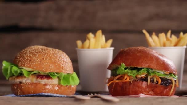 Sabrosas hamburguesas y papas fritas . — Vídeos de Stock