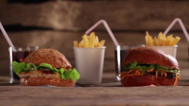 Hamburgerek, italok és sült krumplival. — Stock videók